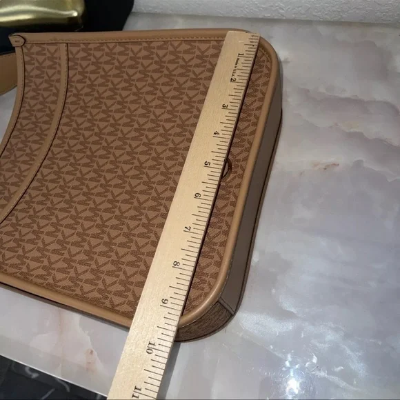 NWT Woman's Handbags / Michael Kors/ Luisa/ Large/North South/ Messenger/Peanut - Picture 9 of 13